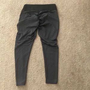 Size large black TikTok leggings scrunch never worn